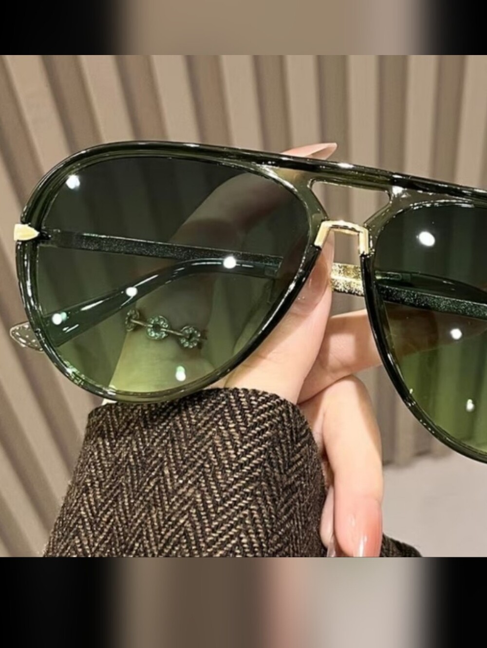 Unisex See Green Gradient Aviator Sunglasses - Sleek Metal Frame